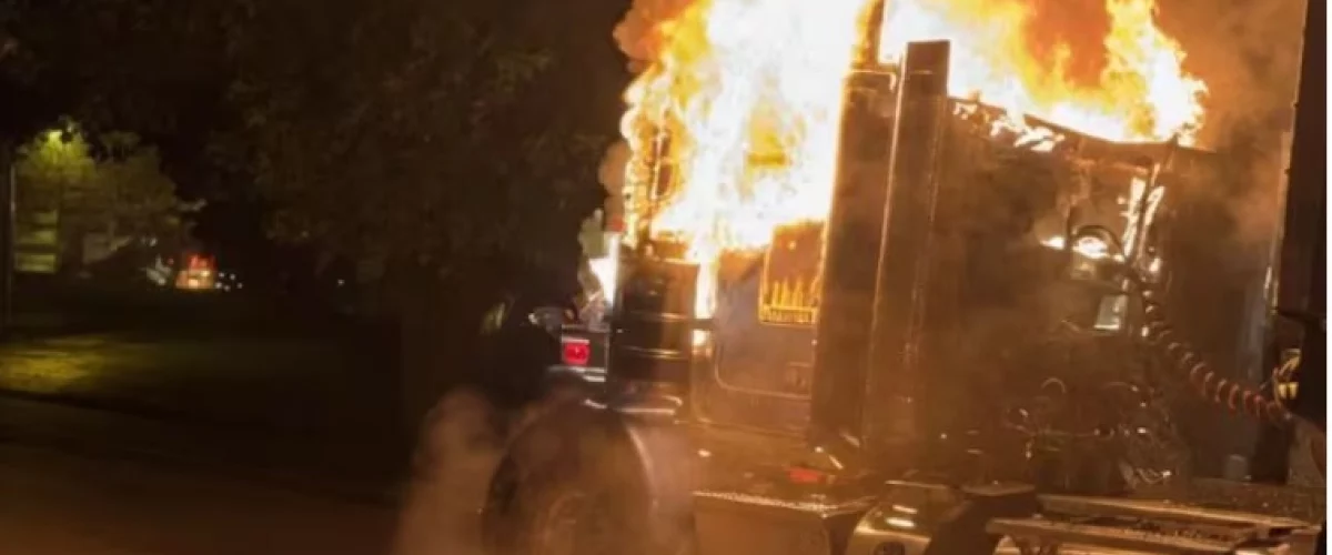 Ataque del Eln en Medellín: bus y camiones incinerados
