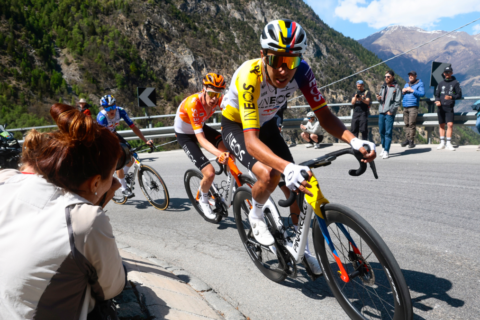 Egan Bernal brilla en Giro de Italia