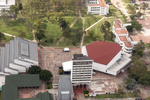 Encapuchados toman edificio en Universidad Nacional