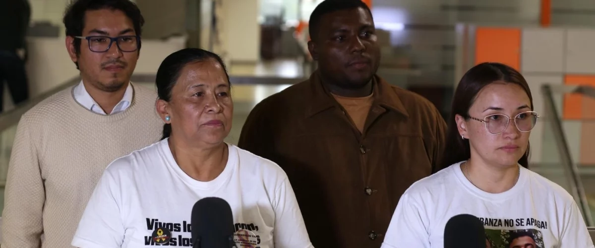 Familias de secuestrados critican al Gobierno
