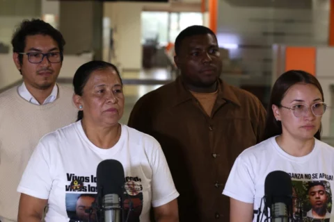 Familias de secuestrados critican al Gobierno