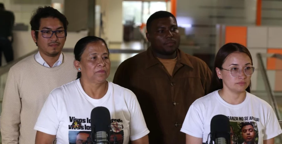Familias de secuestrados critican al Gobierno