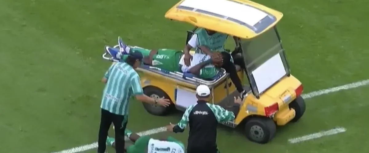 Futbolista atropellado por carrito médico