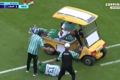 Futbolista atropellado por carrito médico