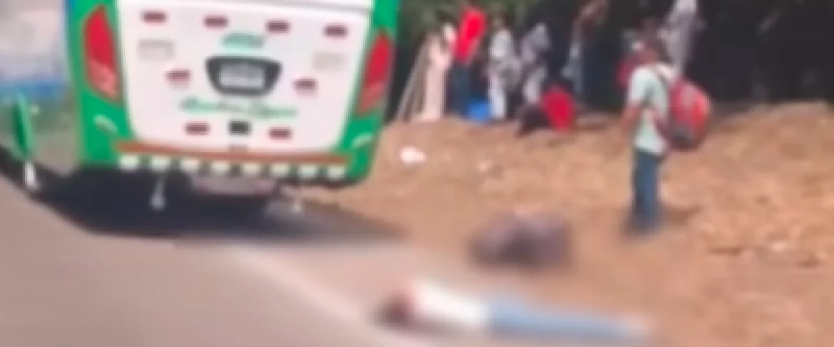 Mujer muere arrollada por buseta en vía Santa Marta