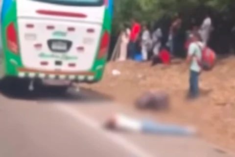 Mujer muere arrollada por buseta en vía Santa Marta