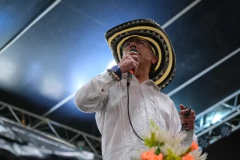 Petro baja el tono electoral en el Caribe