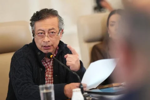Petro propone acabar con peajes en Autopista del Café