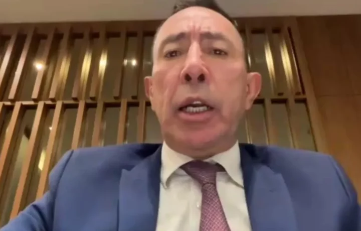 Ricardo Roa enfrenta acusaciones por violación de topes