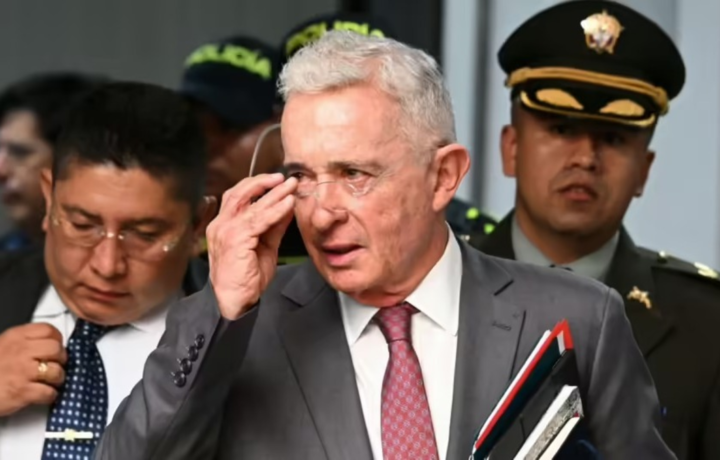 Álvaro Uribe citado a indagatoria sin pruebas