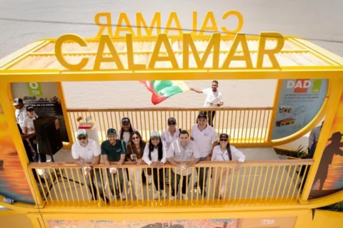 Calamar se viste de colores para atraer turistas