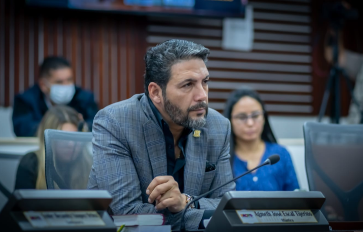 Congresista Agmeth Escaf suspendido por Procuraduría