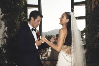 Dua Lipa luce vestido de boda Chanel