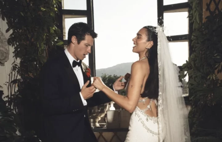 Dua Lipa luce vestido de boda Chanel