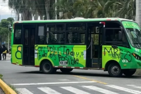Encapuchados queman moto en Palmira
