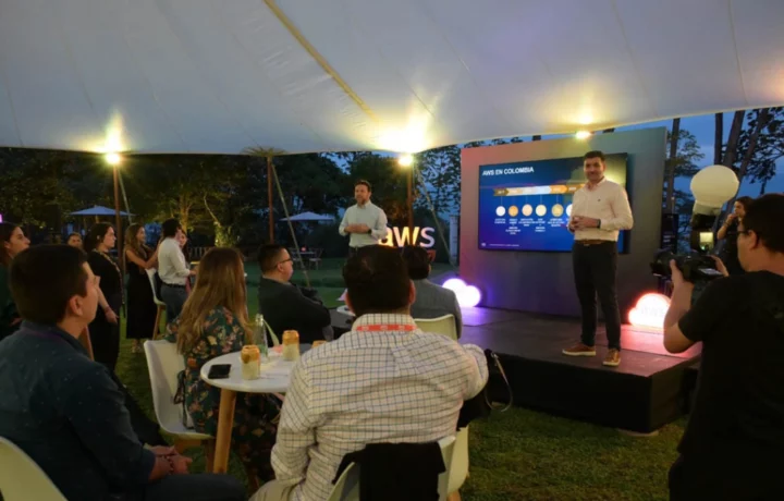 Medellín enseña inteligencia artificial a todos
