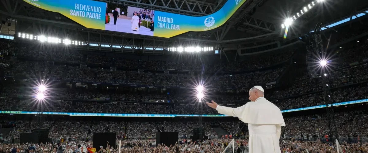 Miles de colombianos siguen al papa en estadios