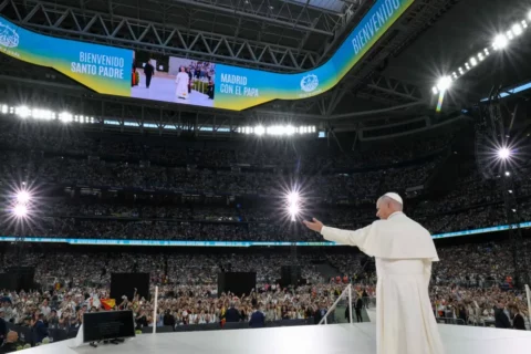 Miles de colombianos siguen al papa en estadios