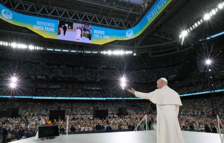 Miles de colombianos siguen al papa en estadios