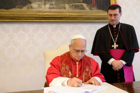 Papa lanza encíclica contra peligros de la IA