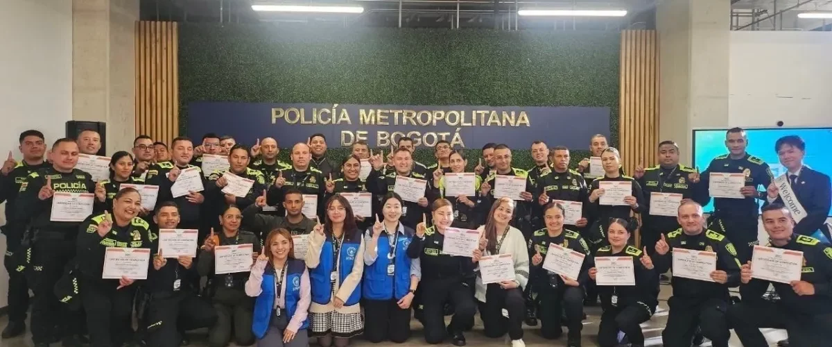 Policía de Bogotá se capacita en paz con Corea