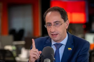 Restrepo descarta fin de matrícula cero y subsidios