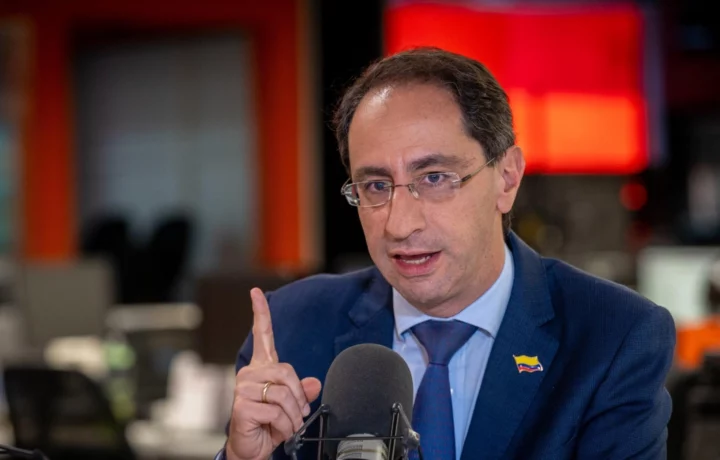 Restrepo descarta fin de matrícula cero y subsidios