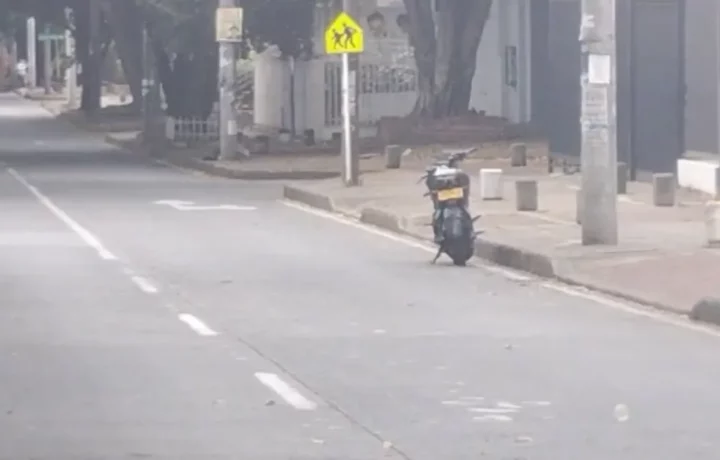 Explosivo falso en moto causa alarma en Cali