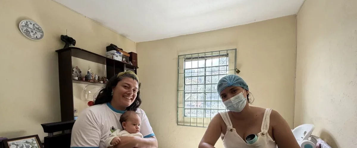 Mamá dona 14 frascos de leche semanalmente