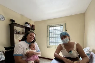 Mamá dona 14 frascos de leche semanalmente