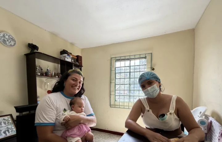 Mamá dona 14 frascos de leche semanalmente