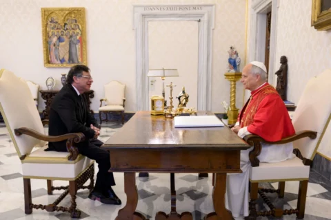 Petro se reúne con el Papa en el Vaticano