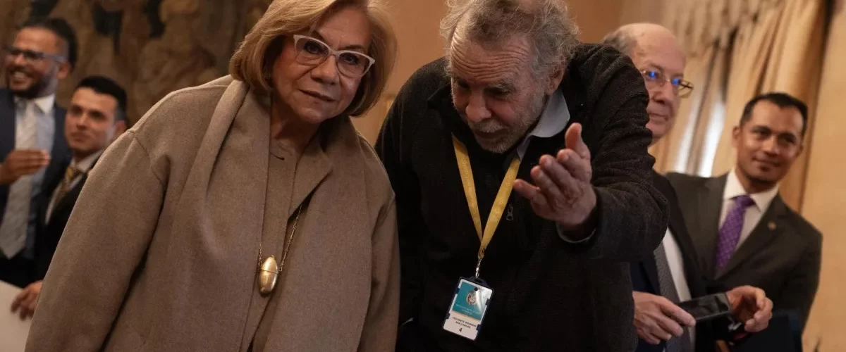 Renuncia masiva de embajadores en Colombia