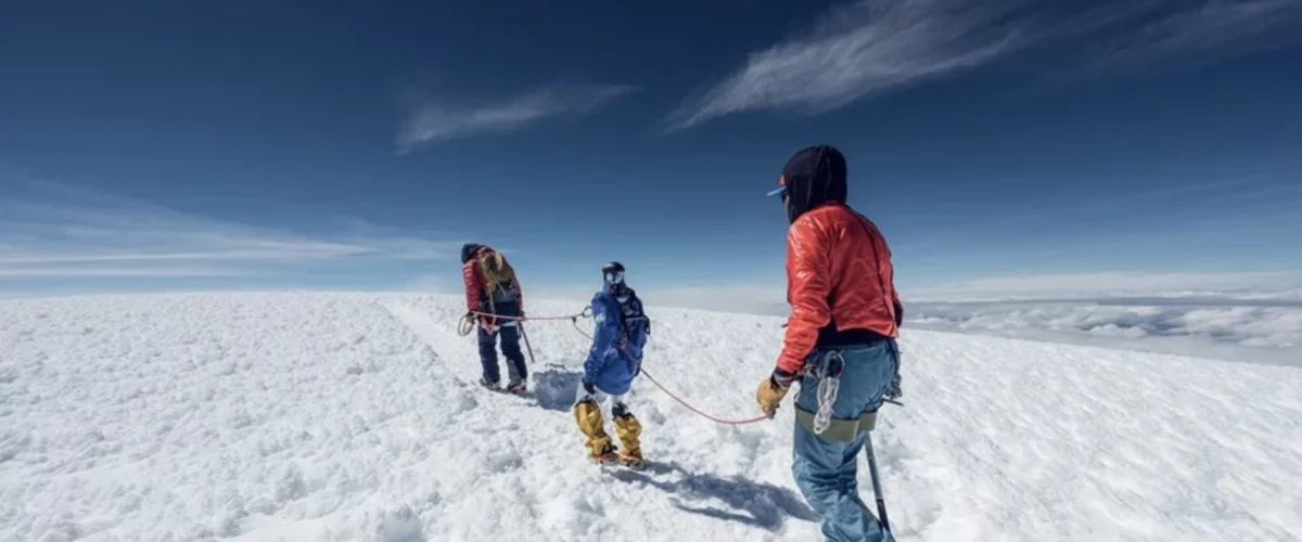 Robot humanoide en la cima más alta de Ecuador