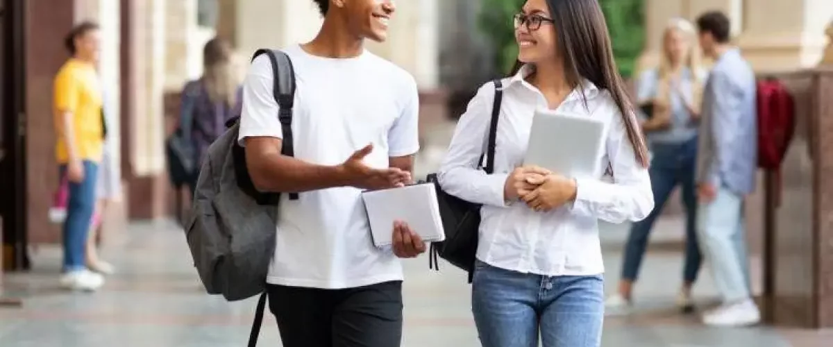 Universidad de Chicago prohíbe celulares en clases