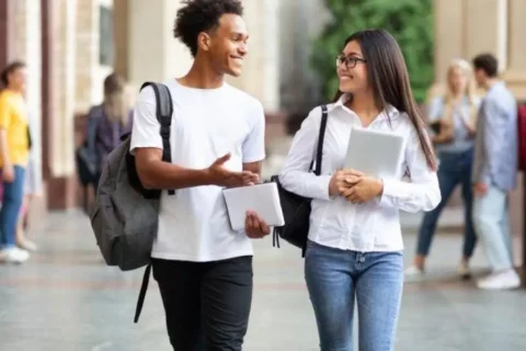 Universidad de Chicago prohíbe celulares en clases
