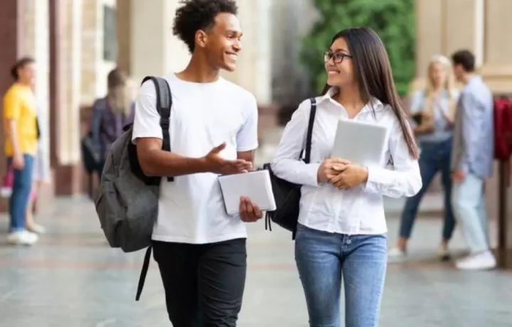 Universidad de Chicago prohíbe celulares en clases