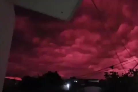 Cielo rojo en Galeras tras terremoto