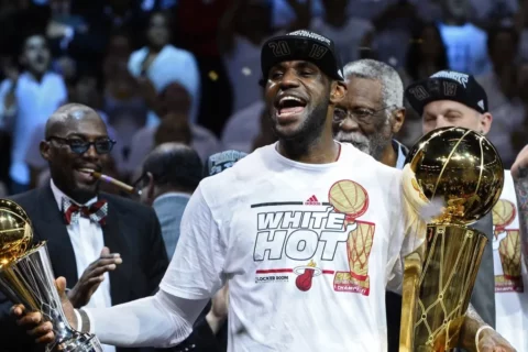 LeBron James sorprende con decisión millonaria