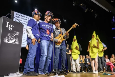 Premios Ig Nobel 2026 reconocen estudios sobre cucarachas y orinales