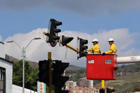 Cali creará equipo exclusivo para modernizar semáforos en 2027