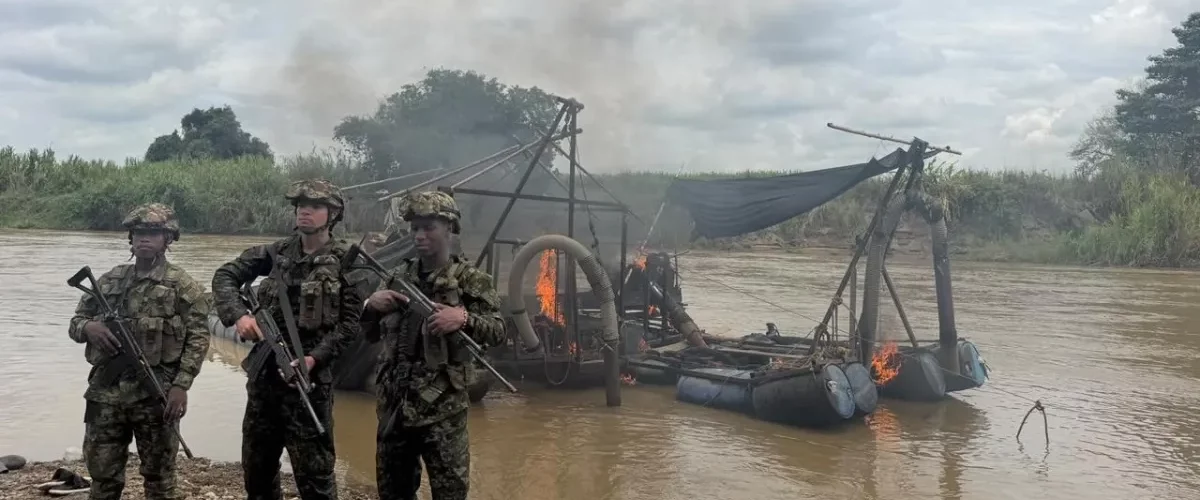 Fuerzas militares desmantelan minería ilegal de disidencias en Cauca