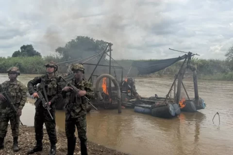 Fuerzas militares desmantelan minería ilegal de disidencias en Cauca