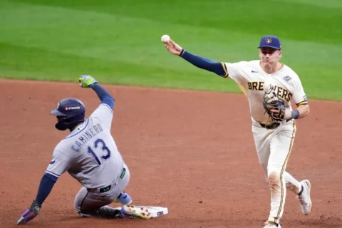 Milwaukee vence a Rays en el arranque de la Serie Mundial