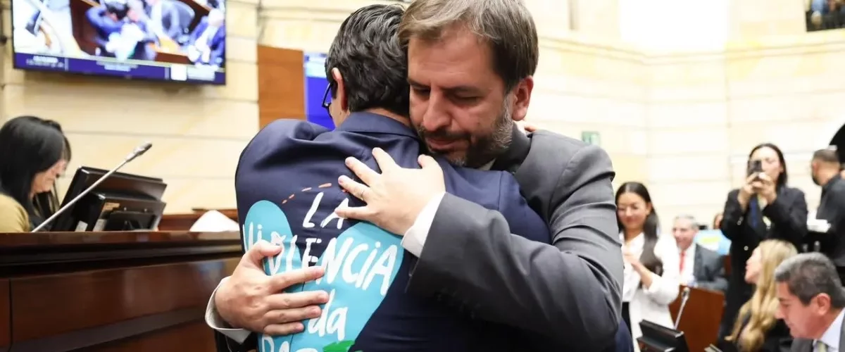 Senador propone cambiar minuto de silencio por abrazo por la vida
